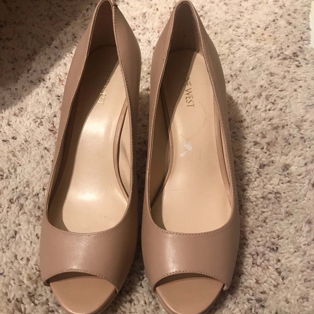 Nine West nude peep toe pumps